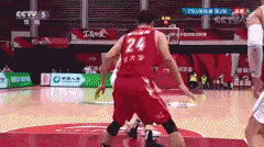 GIF-太难了！李慕豪8分钟4犯 无奈摇头提前下场